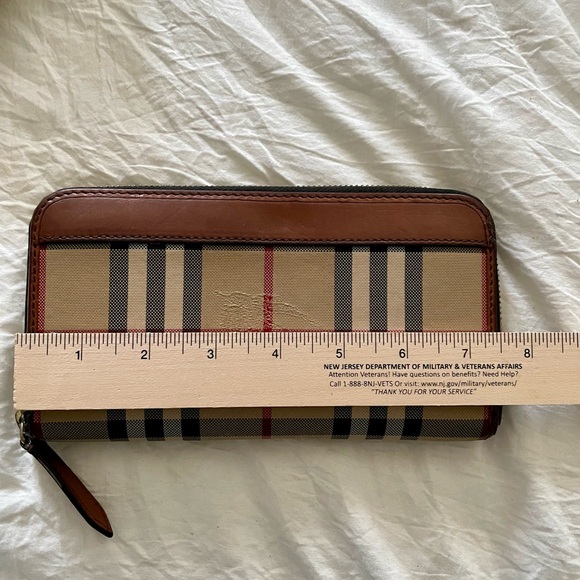 Like New! Authentic Burberry Wallet - Picture 10 of 15